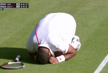 Video tennis: Đau quằn quại vì bị đánh bóng trúng chỗ hiểm